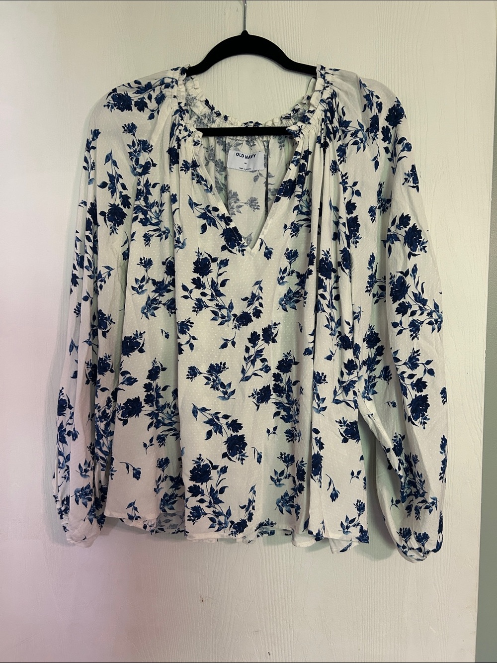 Old Navy White and Navy Floral V-Neck Peasant Blouse